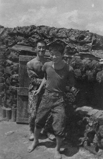 통신제2벙커 앞에서 뒤가 양선우(226), 앞이 나